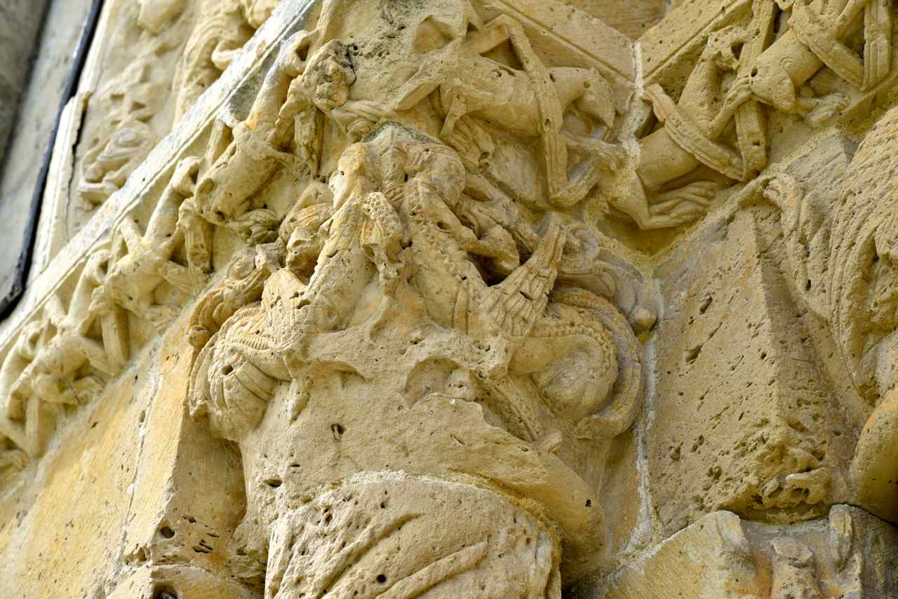 Chapiteau sculpté côté gauche du portail