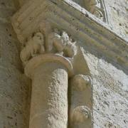 Chapiteau sculpté des baies sud de la nef