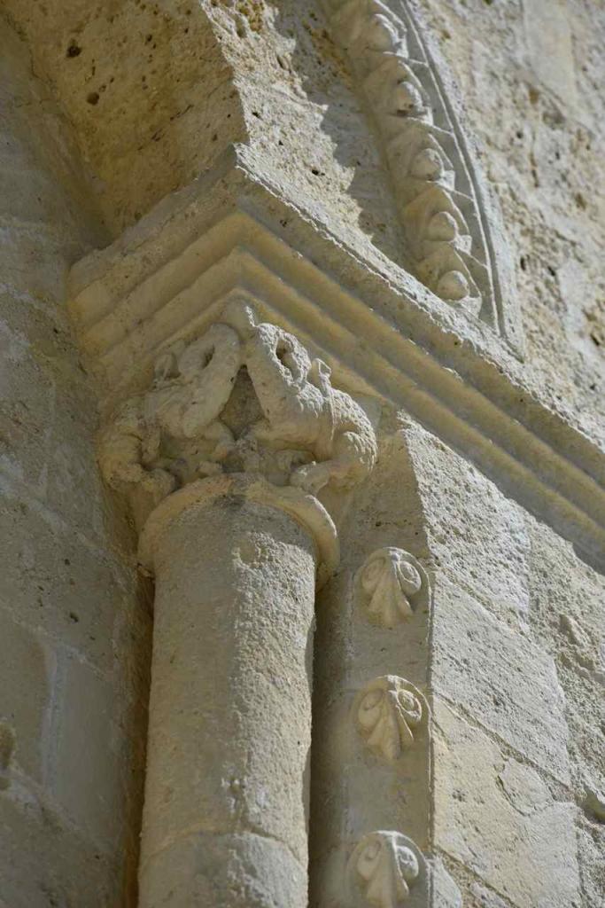Chapiteau sculpté des baies sud de la nef-4