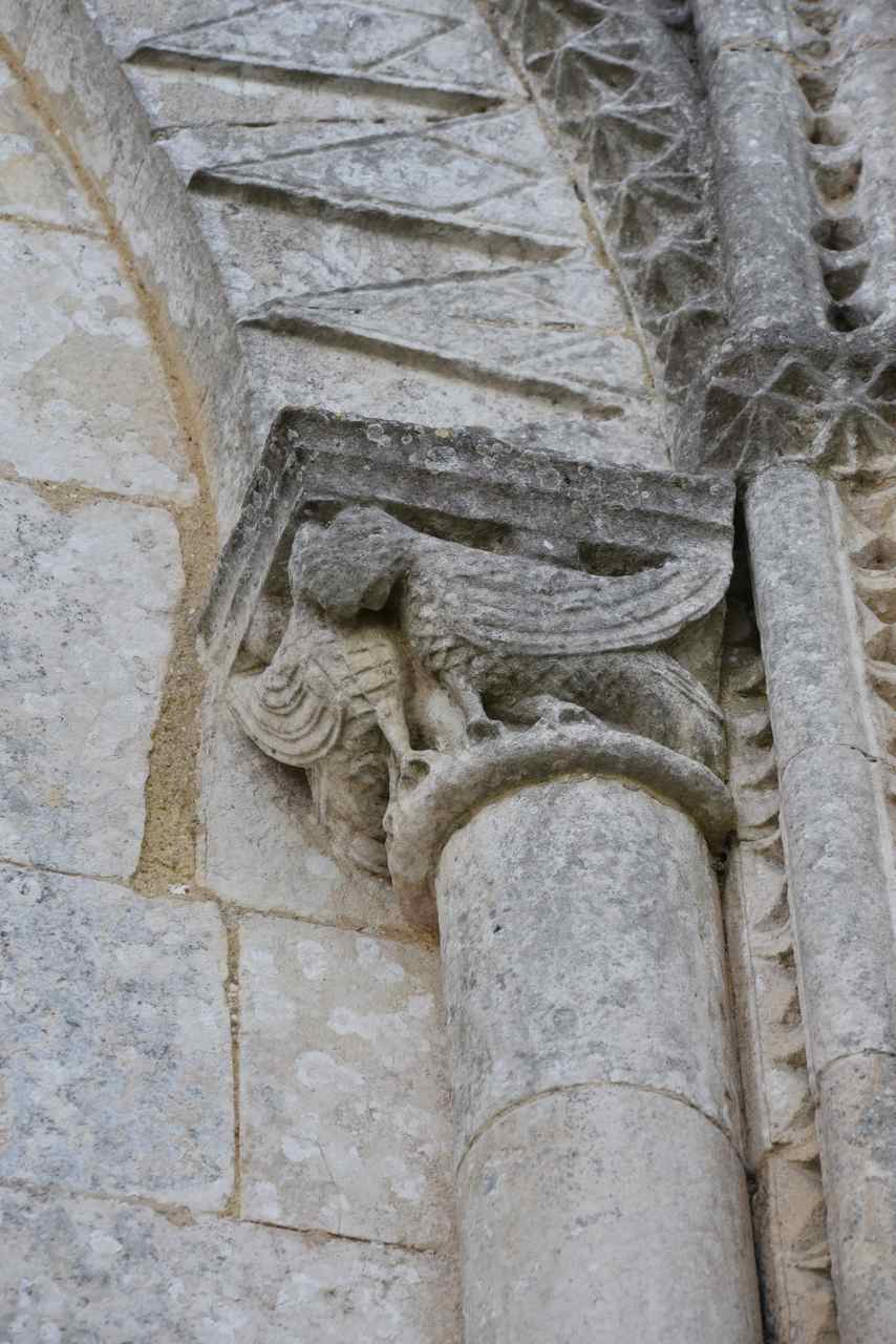 Chapiteau sculpté du chevet : deux oiseaux affrontés