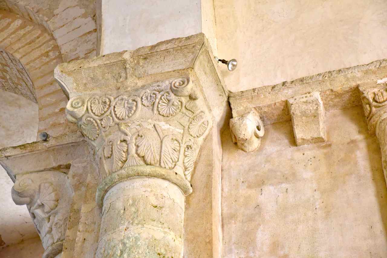 Chapiteau sculpté et modillons du transept-2