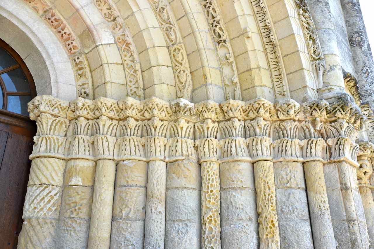 Chapiteaux sculptés des colonnes du côté droit du portail principal