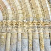 Chapiteaux sculptés des colonnes du côté droit du portail principal