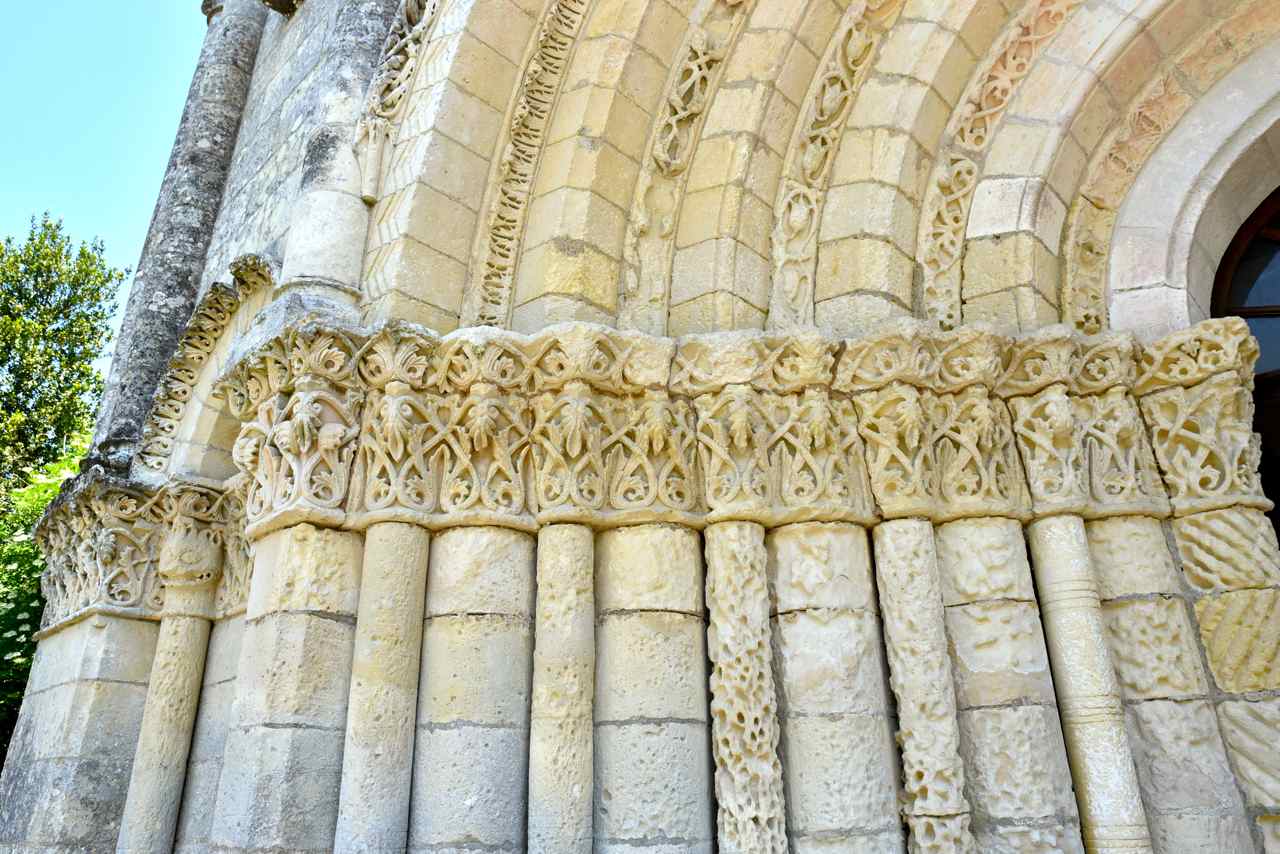 Chapiteaux sculptés des colonnes du côté gauche du portail principal