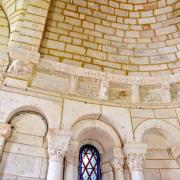 Chapiteaux sculptés, vitrail, métopes et modillons du côté sud de l'abside