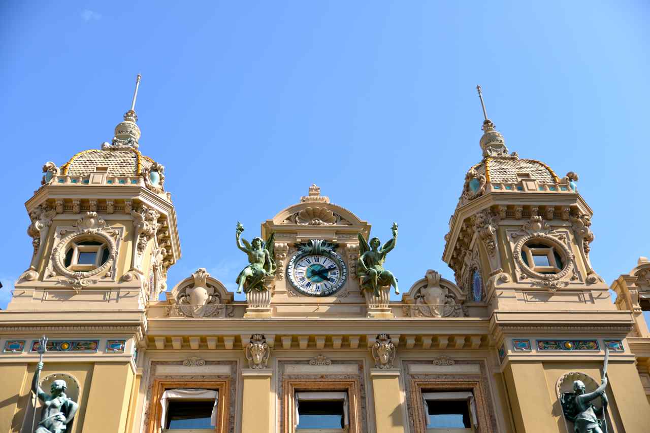 Chaque tourelle possédait une horloge qui donnait l'heure de Paris et de Monaco...