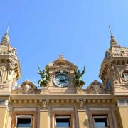 Chaque tourelle possédait une horloge qui donnait l'heure de Paris et de Monaco...