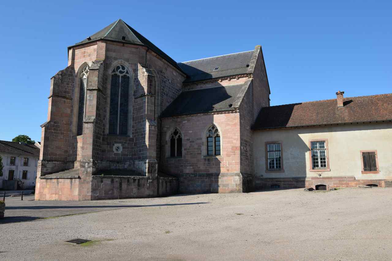 Chevet gothique et à droite une partie  des anciens bâtiments abbatiaux