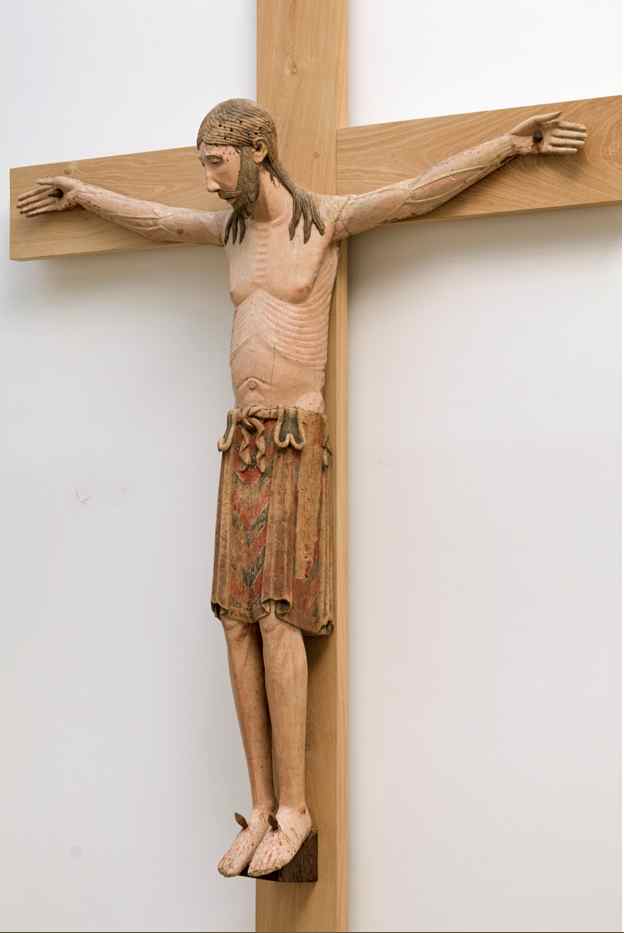 Christ en croix en bois polychrome du début du XIII° s. Restauré en 2017