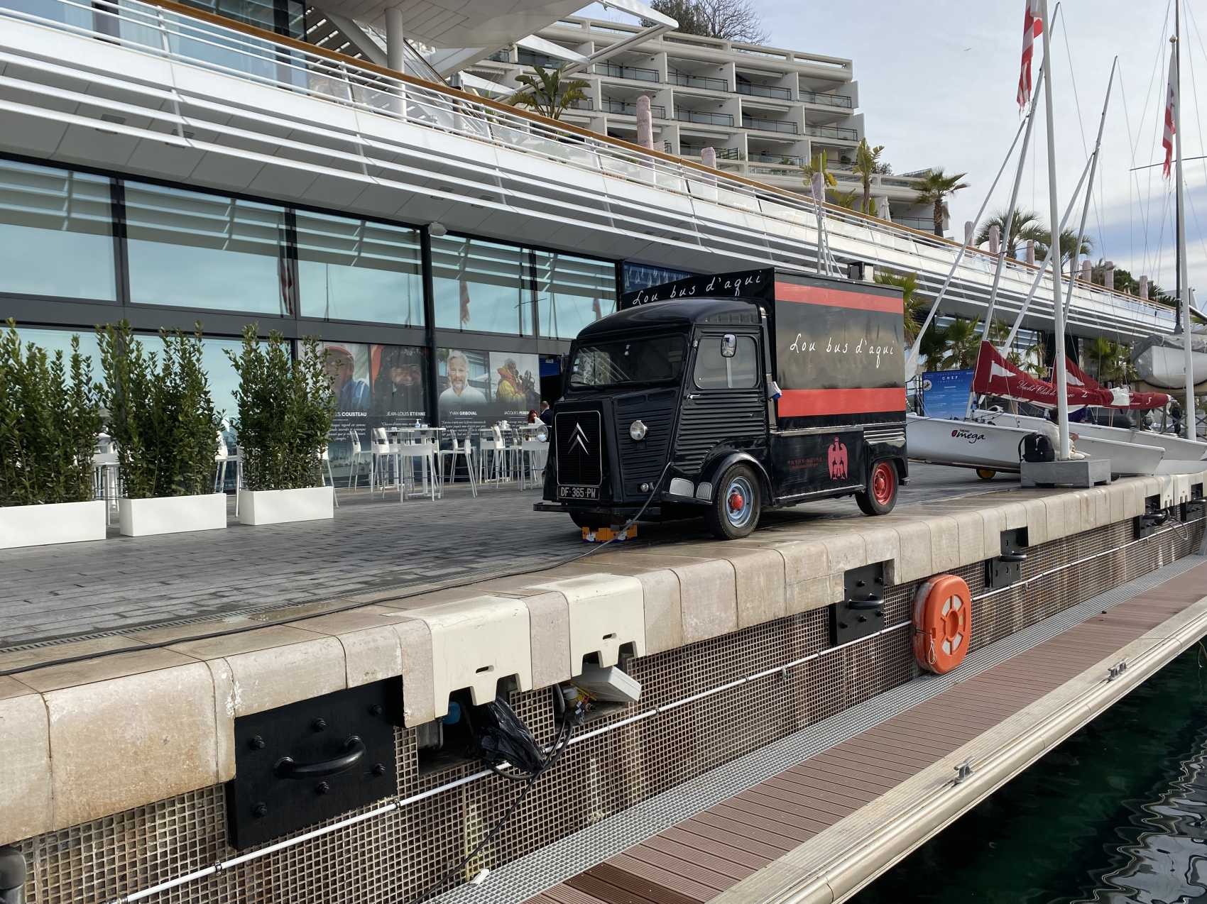 Citroen H1 garé devant le prestigieux Yacht Club de Monaco