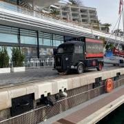 Citroen H1 garé devant le prestigieux Yacht Club de Monaco
