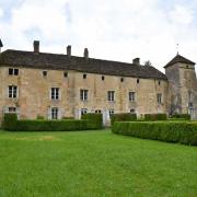 Côté ouest, le jardin à la française planté de buis et deux tours carrées