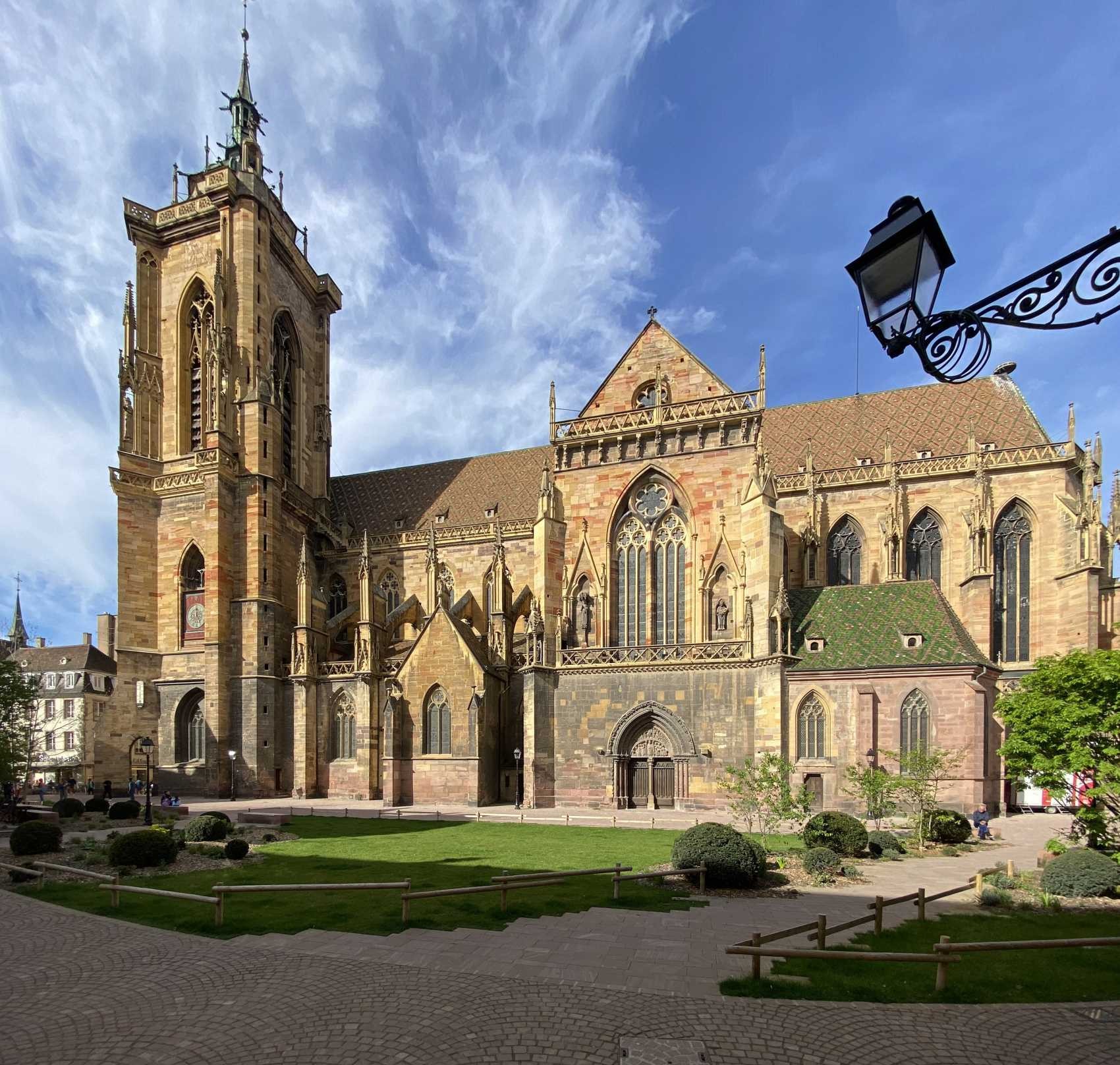 La collégiale gothique St Martin a été bâtie de 1235 à1365. Façade sud