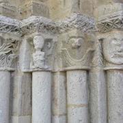 Colonnes à chapiteaux sculptés à gauche du portail érodés par le temps