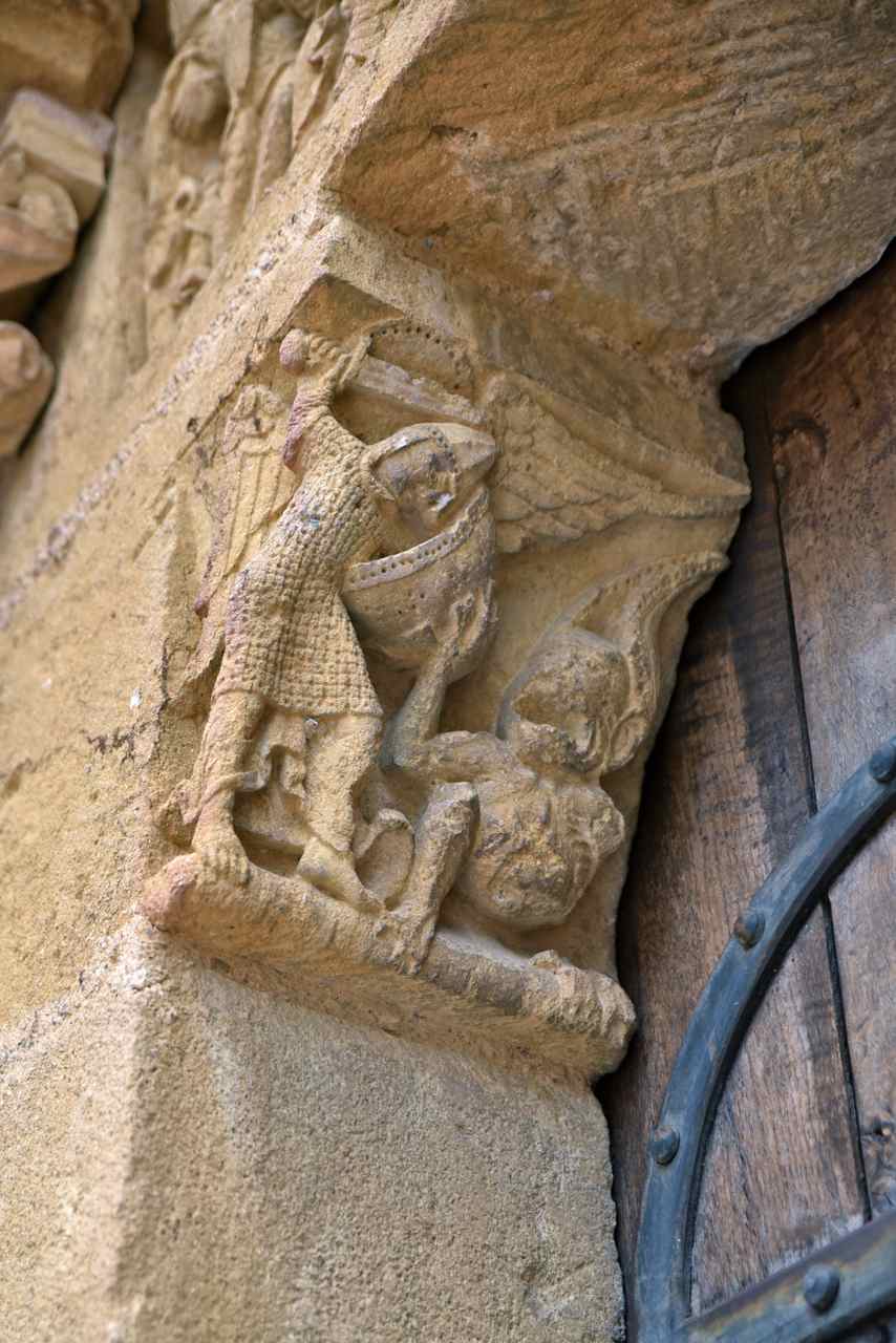Corbeau à gauche du portail : un ange armé combat un dragon