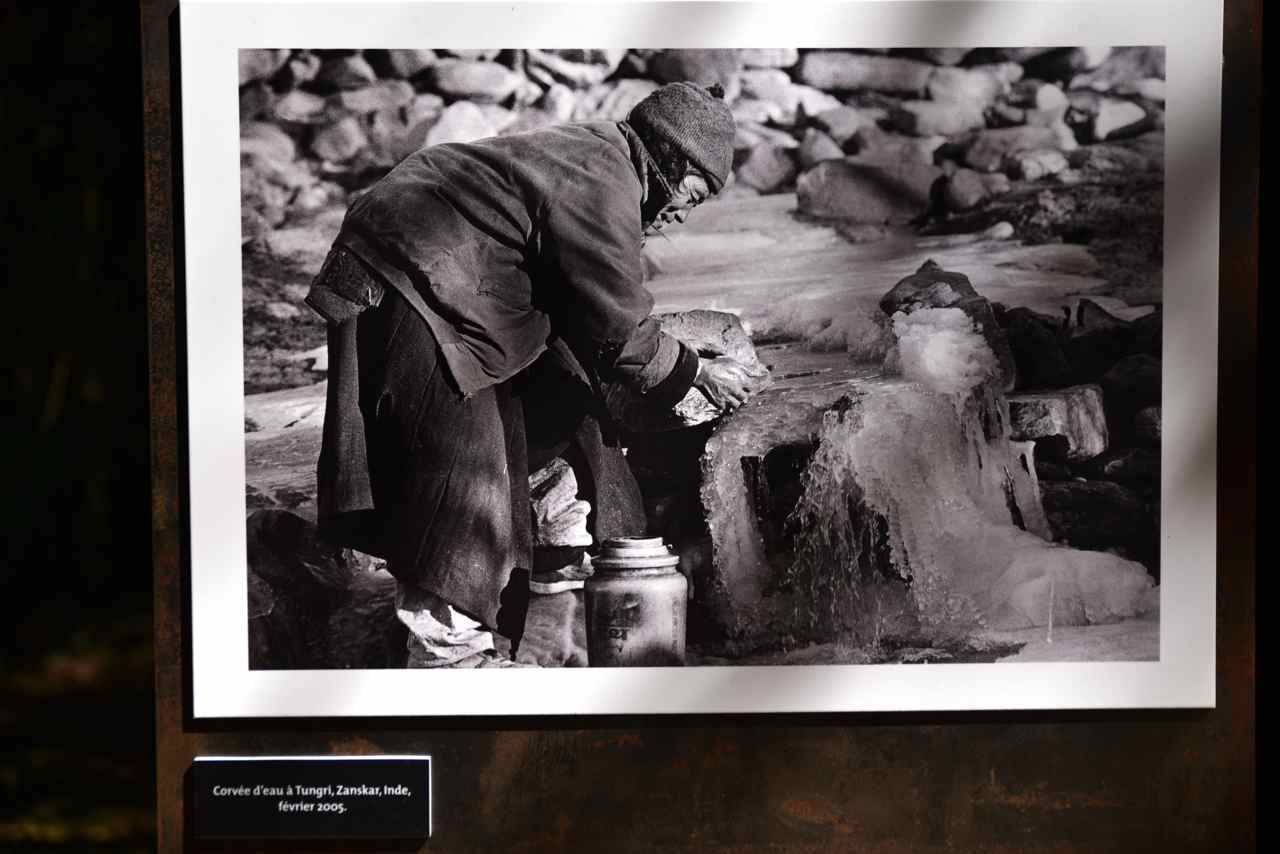 Corvée d'eau à Tungri-Zanskar. Inde