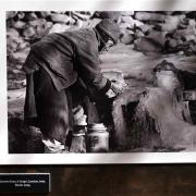 Corvée d'eau à Tungri-Zanskar. Inde