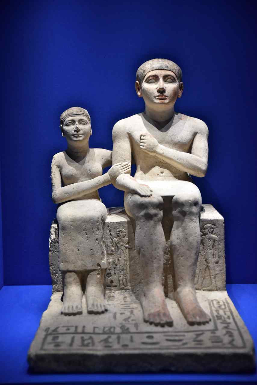 Couple avec ses enfants-Calcaire avec restes de peinture-V° dynastie