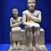 Couple avec ses enfants-Calcaire avec restes de peinture-V° dynastie