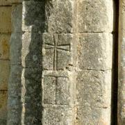 Croix gravée sur le pilier gauche de l'arcatude
