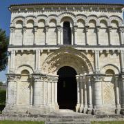 ... dans la catégorie,très réduite, des églises en forme d'arc de triomphe