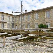 Dans la cour du musée se trouve une copie du radeau de la Méduse