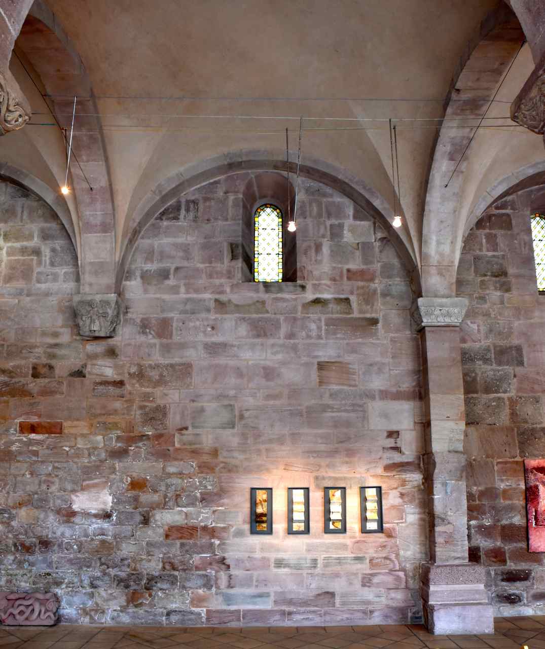 Dans la dernière arcade du bas-côté...