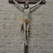 Dans la nef, un Christ en Croix en bois polychrome du XV° siècle