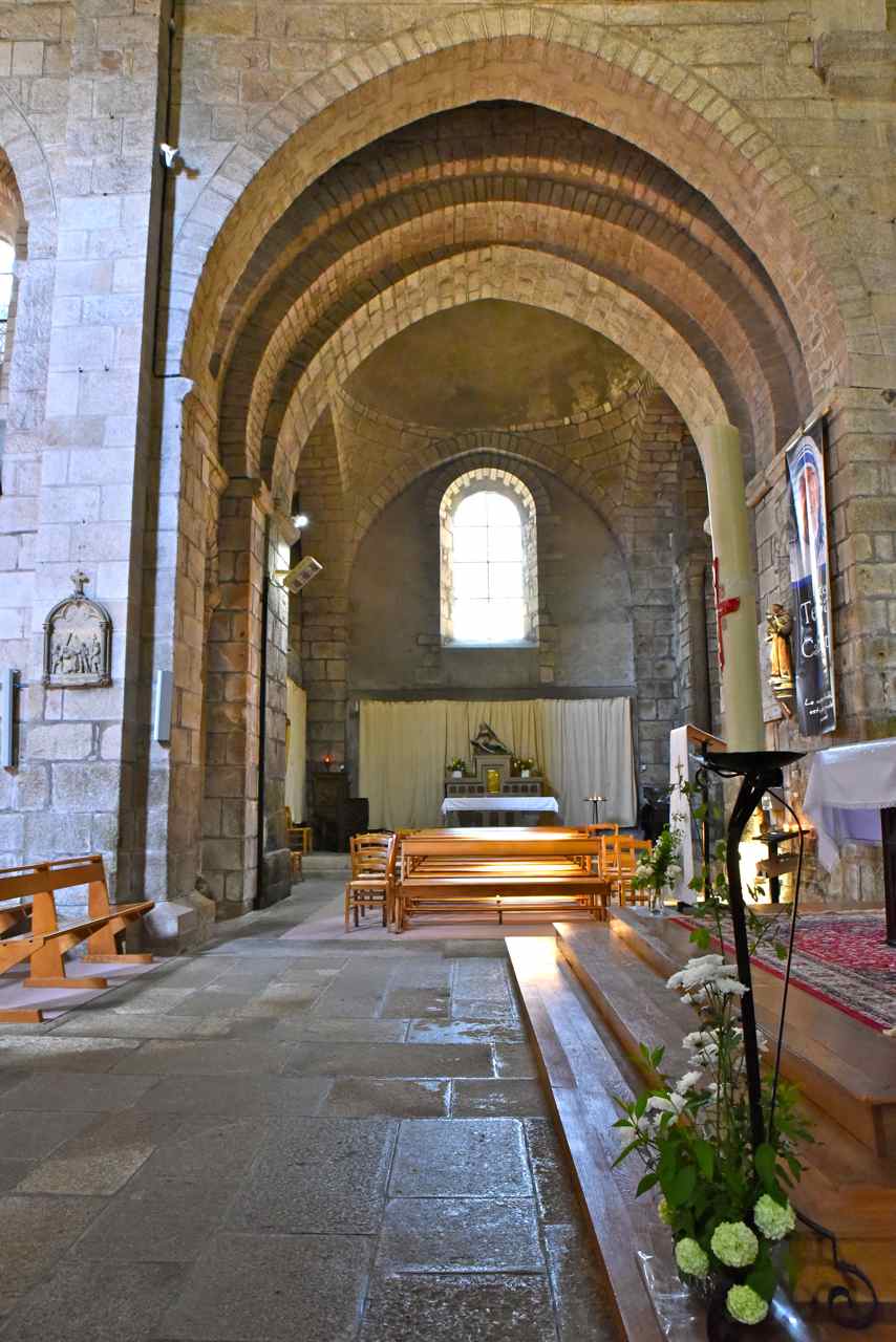 Dans le transept nord se trouve une Piéta en pierre polychrome du XVI° siècle