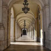 De balles arcades font le tour da la place