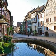 De belles fontaines, en grès des Vosges, sont disséminées dans le village