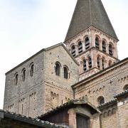 De G. à D.  Gros plan du clocher terminé en bâtière et du cloche rose servant de beffroi