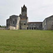 De G. à D. l'église abbatiale, la salle capitulaire, le logis abbatial