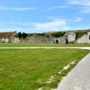 De G. à D. : la poudrière St Nicolas, les fortifications et la porte Royale