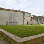 De G. à D. le logis abbatial et le grenier à grains