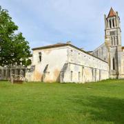 DE G. à D. Le noyer d'Amérique, l'aile aux moines et l'abbatiale