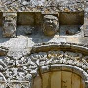 ...de gauche à droite : un crapaud et un homme moustachu