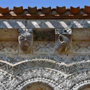 ...de gauche à droite : un homme paisible, un oiseau et un canidé