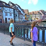 De jeunes touristes découvrent le quai de la Poissonnerie