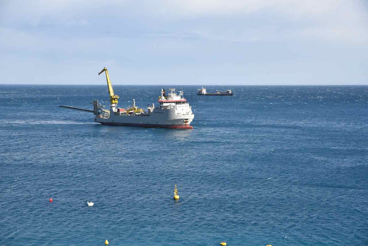 Dès que la houle devient importante, les bateaux s'éloignent du chantier