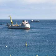 Dès que la houle devient importante, les bateaux s'éloignent du chantier