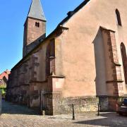 De solides contreforts garantissent la solidité de l'église