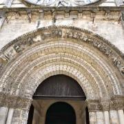 De style roman saintongeais, le portail arbore une superbe archivolte 