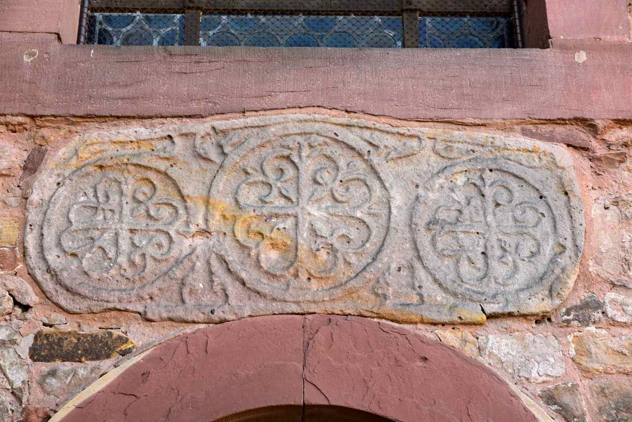 Détail du linteau roman, bas-relief carolingien