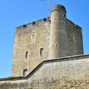Détruit avant 1351, le donjon est reconstruit vers 1480...