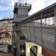 Depuis le belvédère on peut admirer tout Lisbonne et accéder par...