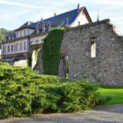 Derrière le mur, le bâtiment dit du Couvent