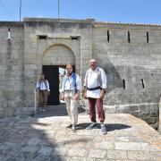 Des corsaires sympathiques ont pris la pose devant la porte d'entrée du fort