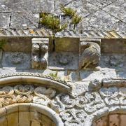 ...des modillons  de G. à D.  Lions , Paon, Homme nu à genou avec une bête