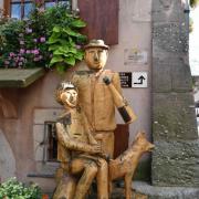 Des promeneurs apprécient le vin d'Alsace